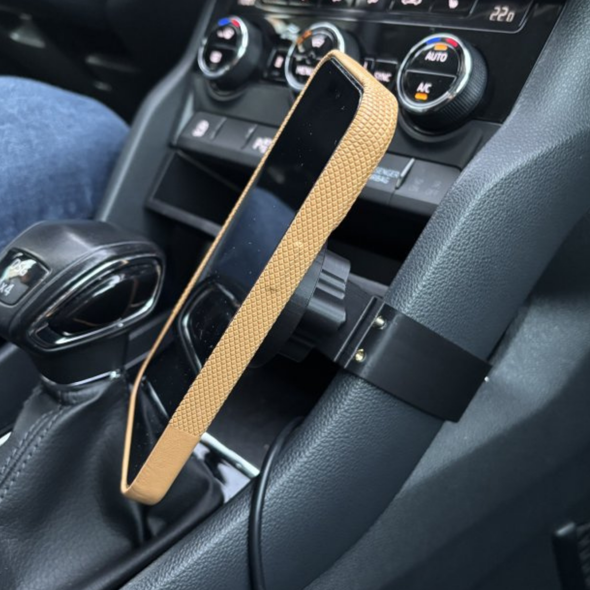 Magsafe držák na středový panel s možností bezdrátové nabíječky