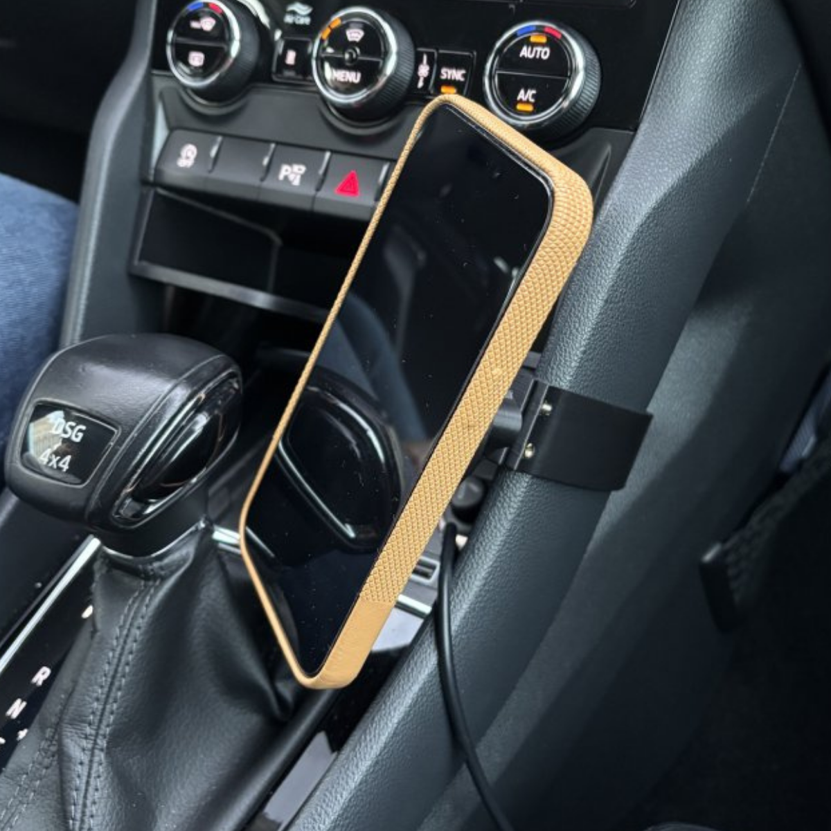 Magsafe držák na středový panel s možností bezdrátové nabíječky